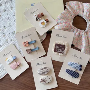 Set di graziose mollette in tessuto per bambine con ricami e motivi a cartoni animati