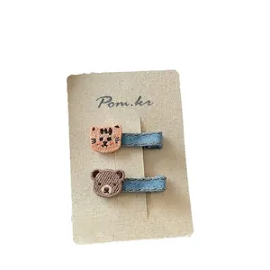 Simpatiche mollette ricamate con tigre e orso e base in denim blu per bambine piccole