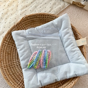 Lot de 4 barrettes à carreaux avec bords ondulés dans un emballage transparent sur panier