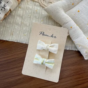 Détail de pinces à cheveux à nœud en dentelle sur fond vintage avec broderie marguerite