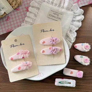 Haarklammer-Set aus rosa Stoff im koreanischen Stil mit Herzmuster und Spitze auf Karte