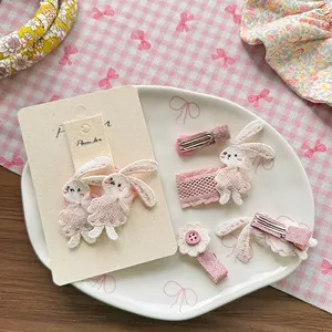 Set mit niedlichen rosa Hasen- und Blumen-Haarspangen für Kinder mit Spitzendetails