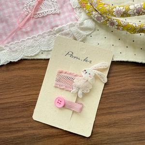 Detail von rosa Spitzenhasen- und Fischgrätenband-Haarspangen für Kinder auf Karte