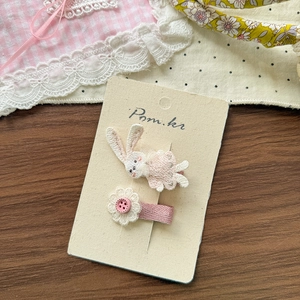 Detailansicht der bestickten Kaninchen-Haarklammer und Spitzenblume am Haarschmuck
