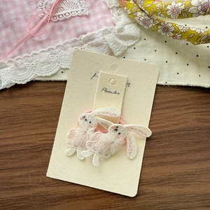 Detaillierte Bestickung rosa Kaninchen mit Spitzensaum auf elastischen Haargummis im Set