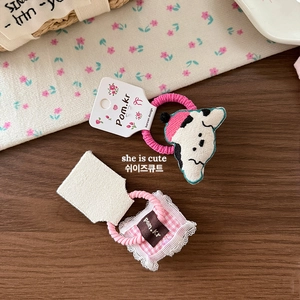 Détail de la broderie cartoon et du lot de chouchous en tissu à carreaux roses pour enfants