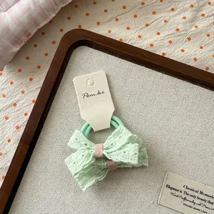 Detailansicht hellblauer Spitzen-Haarspangen für Kinder auf weichem Stoffdisplay