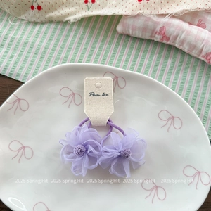 Détail de chouchous fleurs en tulle violet clair avec centre en peluche pour filles