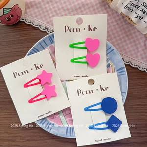 Bunte Herz- und Stern-Haarspangen für Mädchen auf einem dekorativen Display