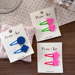 Bunte matte Haarklammern Set mit Herzen und Sternen auf Karte für Mädchen