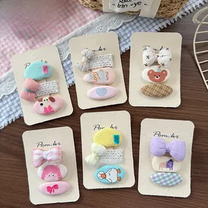 Gros plan de barrettes en tissu pour enfants avec nœud mignon et motifs d'animaux
