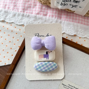 Détail du lot de trois barrettes à carreaux pour filles avec nœud violet sur carte