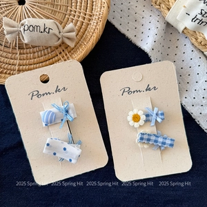 Detailset aus 4 blauen Denim-Haarspangen mit Blumen-, Punkt- und Streifenmustern