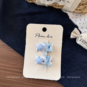 Details von blauen Denim-Haarspangen mit Schleife und gestreiftem Knopf im Set
