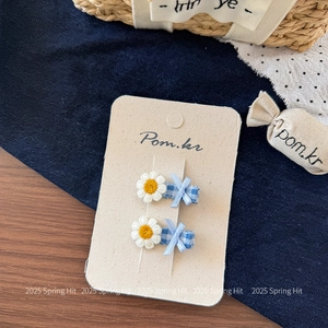 Detail von koreanischen Haarspangen mit Blumenstickerei und blau karierter Schleife