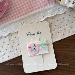 Détail de la pince à cheveux élan brodée rose avec dentelle blanche et nœud vert