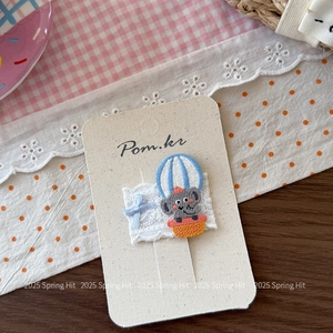 Détail de la barrette brodée éléphant et montgolfière sur carte avec base en dentelle