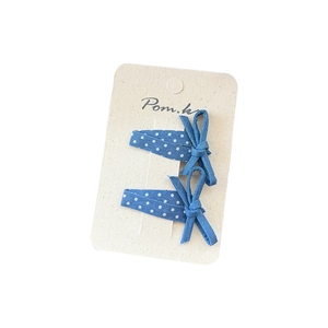 Zwei blaue Haarklammern mit weißen Punkten und Schleifen im Denim-Look für Mädchen