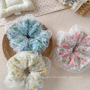 Lot de trois chouchous à fleurs avec filet à pois en bleu, jaune et rose pastel