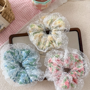 Lot de trois chouchous à fleurs en tulle jaune, bleu et rose pour coiffures féminines