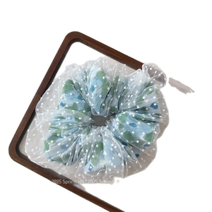 Chouchou fleuri en tulle avec design 2025 Spring Hit et pois blancs en relief sur voile