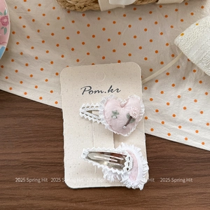 Détails des barrettes à cheveux en forme de cœur avec broderies florales roses et dentelle