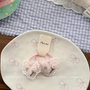 Détail de chouchous cœurs roses fleuris avec dentelle sur une assiette décorative