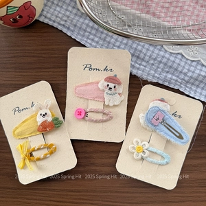 Dettaglio di set di fermagli per capelli ricamati con animali carini su carta decorativa