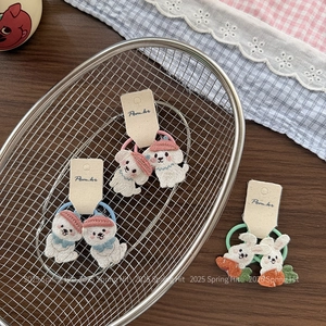 Dettaglio di elastici per capelli ricamati con animali, disegni cucciolo e coniglio