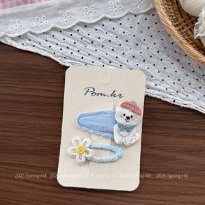 Dettaglio di fermagli per capelli bimbi stile coreano con cane ricamato e margherita blu