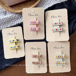 Set di 10 graziose mollette per capelli ricamate con cuori e fiori per bambine su carta