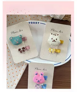 Détail de barrettes brodées d'animaux style coréen avec nœuds sur carte