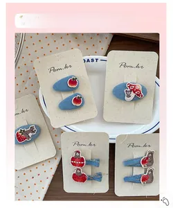 Détails de broderie d'ours et de pomme sur barrettes en tissu denim pour enfants