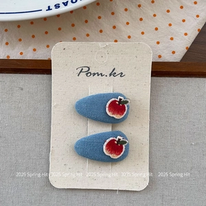 Broderie détaillée de pommes rouges sur des barrettes en denim bleu pour enfants