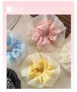 Vista piatta di elastici in organza nei colori pastello con motivi a scacchi coreani
