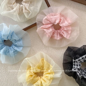 Cinque elastici scrunchie in rete pastello con strass e fantasie a quadretti