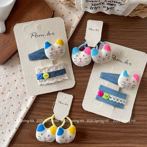 Haarklammer-Set mit Cartoon-Katze aus Denim, Spitze und Plüsch auf einer Karte