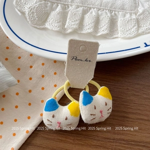 Nahaufnahme von Katzen-Haargummis aus Stoff mit Stickerei und elastischen Bändern