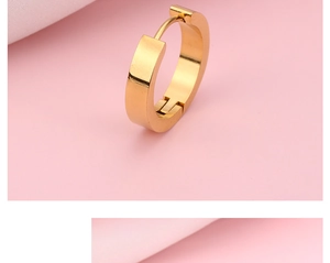 Vue macro des boucles d'oreilles huggie géométriques minimalistes plaquées or 18 carats