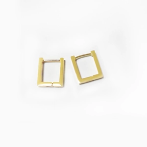 Boucles d'oreilles créoles rectangulaires dorées avec fermoir sûr sur fond neutre uni