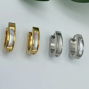 Vue détaillée des boucles d'oreilles en nacre en acier inoxydable doré et argenté