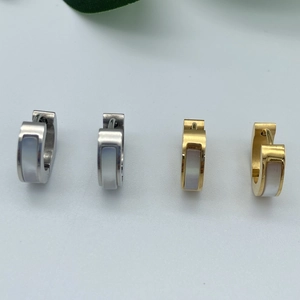 Boucles d'oreilles créoles ovales avec incrustation de nacre en or et argent poli