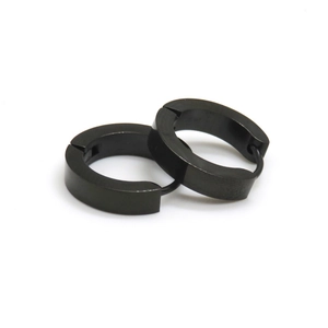 Boucles d'oreilles huggie minimalistes en acier titane noir mat pour femmes au design rond