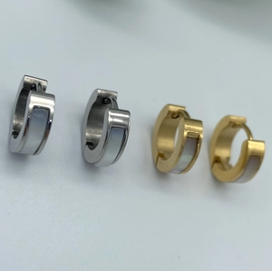 Boucles d'oreilles ovales minimalistes en nacre, finitions dorées et argentées