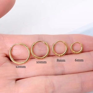 Boucles d'oreilles créoles en acier titane doré, tailles 6mm à 12mm sur la main