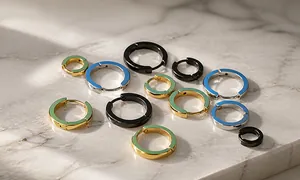 Set di orecchini a cerchio in acciaio inossidabile nelle finiture oro, argento e nero