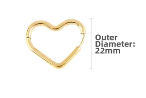 Detailansicht der goldene Herz-Ohrring mit 22 mm Außendurchmesser aus Edelstahl