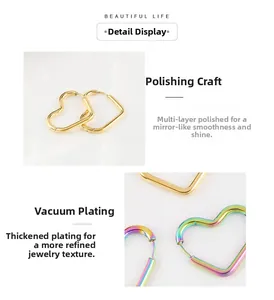 Makroaufnahme herzförmiger Edelstahl-Ohrringe mit polierter Gold- und Regenbogen-Beschichtung