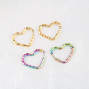 Herzförmige Creolen aus Edelstahl in Gold und Regenbogenfarben, handpoliert