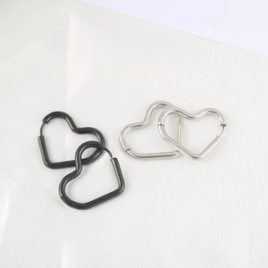 Minimalistische herzförmige Creolen aus Edelstahl in Schwarz und Silber Finish